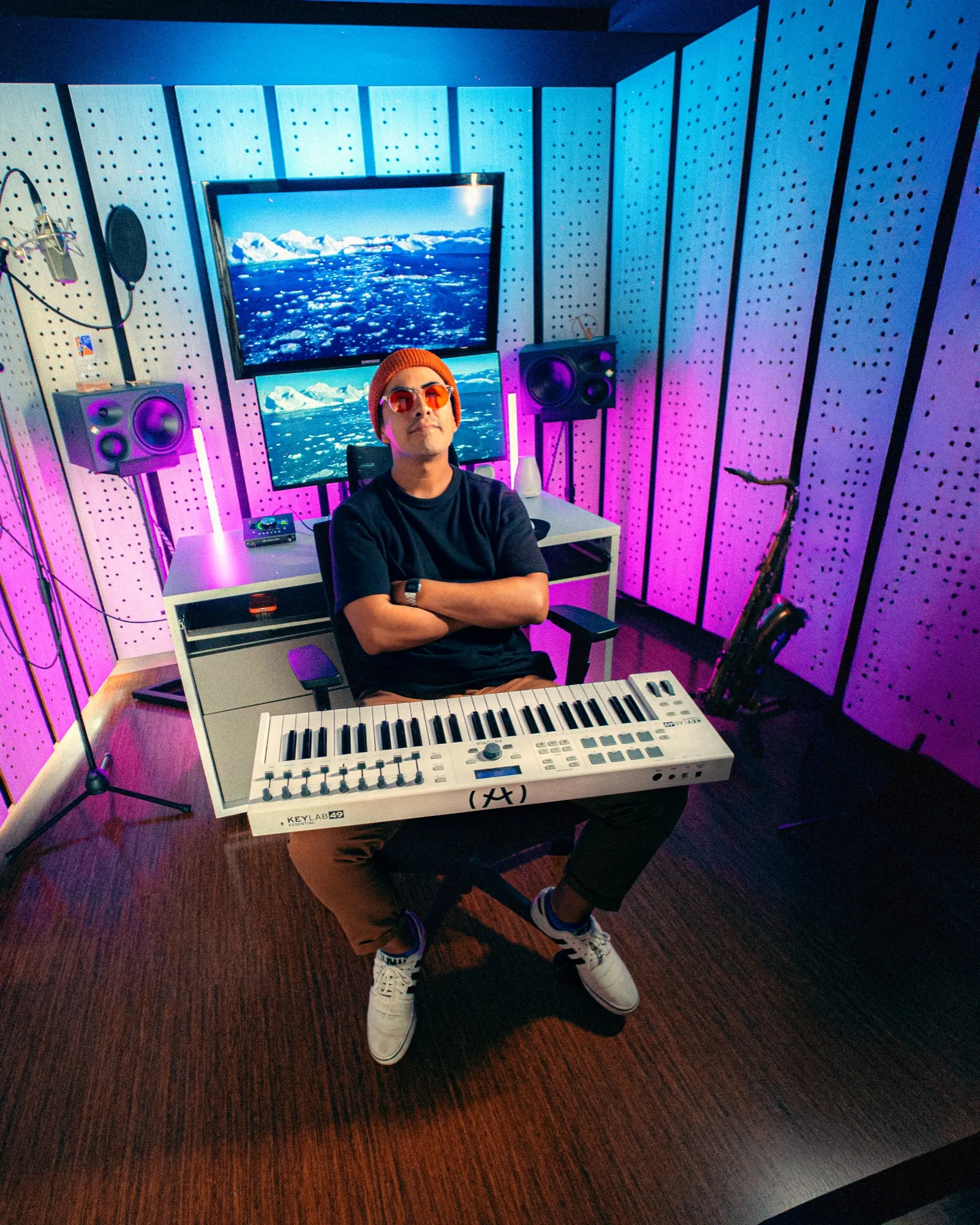 Richard en Colorful House Studio con teclado MIDI y luces neón
