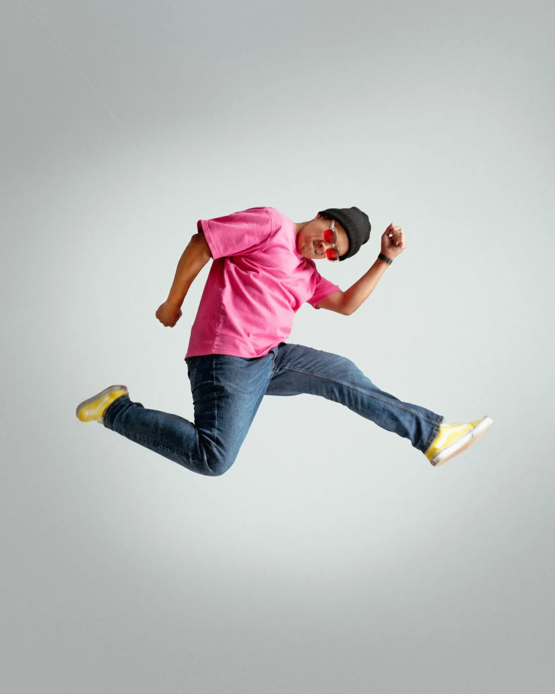 Richard saltando con energía, camiseta rosa